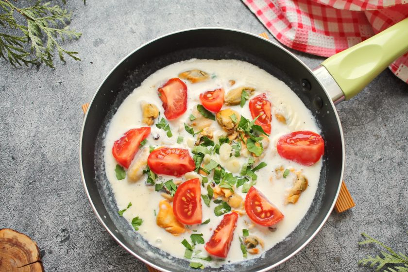 1. Этап. Мидии в соусе Горгонзола: Томаты черри разрежьте на 2-4 части, добавьте к мидиям и готовьте на медленном огне в течение 5 минут, аккуратно перемешивая.