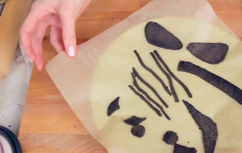 1. Этап. Штурмовик со взбитыми сливками: 6. Для украшения печенье 