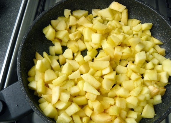 1. Этап. Яблочный штрудель из готового слоеного теста: Обжарьте яблоки в масле до румяного цвета.