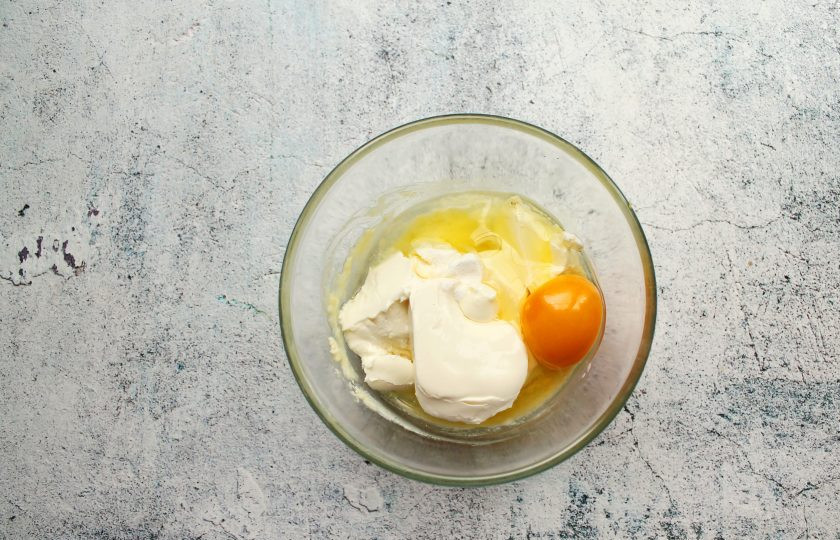 1. Этап. Ватрушки с маскарпоне: Для начинки смешайте яйцо, растопленный белый шоколад, ванильный сахар и творог. Пробейте все блендером до однородности.