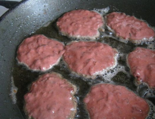 1. Этап. Биточки из печени говяжьей: Разогрейте на сковороде растительное масло и выложите печеночный фарш с помощью ложки. Обжарьте биточки с двух сторон по 2-3 минуты каждую.