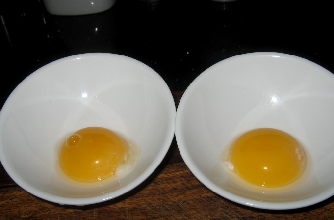 1. Этап. Диетическая яичница: Далее мы очень аккуратно разбиваем яйца, отделяем белки от желтков и каждый желток выкладываем в отдельную тарелку.