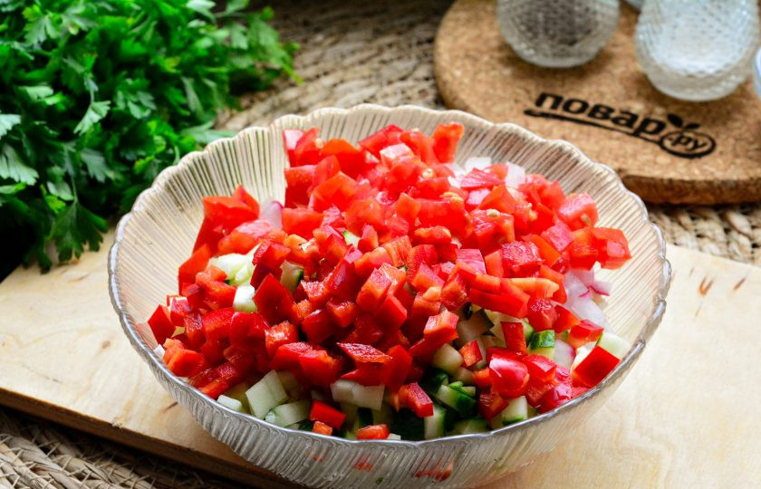 1. Этап. Салат Осенняя палитра: Затем добавьте нарезанные кубиками помидоры и красный сладкий перец.