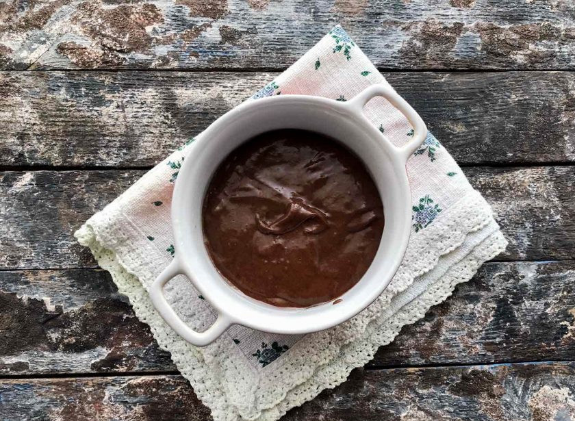 1. Этап. Кекс за 2 минуты в микроволновке: Возьмите форму для выпекания, смажьте ее растительным или сливочным маслом, вылейте в нее тесто и отправьте в микроволновку на полную мощность на 2 минуты.