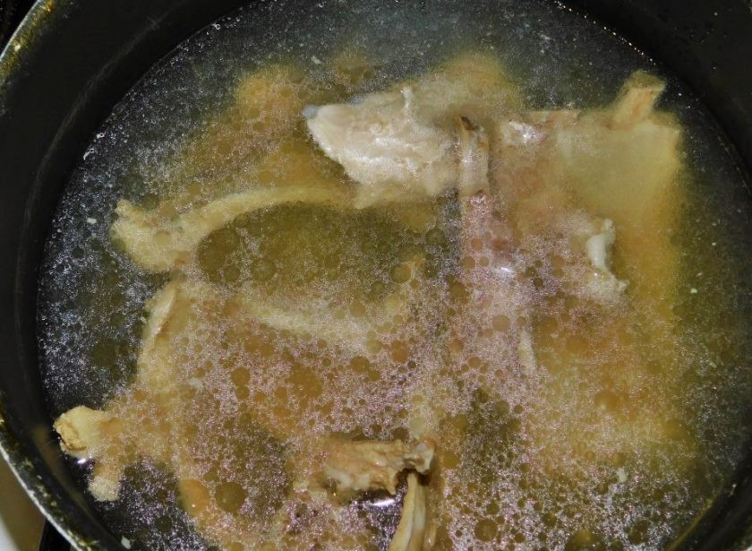 1. Этап. Суп из кролика с брокколи: Кусочки кролика залейте водой, доведите до кипения и варите на маленьком огне не меньше часа.