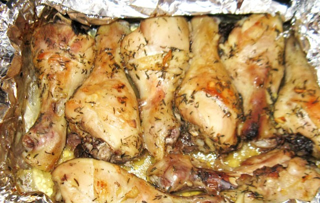 1. Этап. Куриная голень в фольге: Пока голени готовятся, можно сделать любимый гарнир, а затем просто подать блюдо к столу. Приятного всем аппетита!