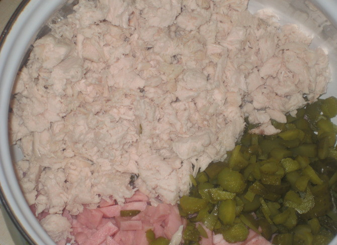 1. Этап. Салат грибной с ветчиной: Добавьте мелко порезанную отварную курицу.