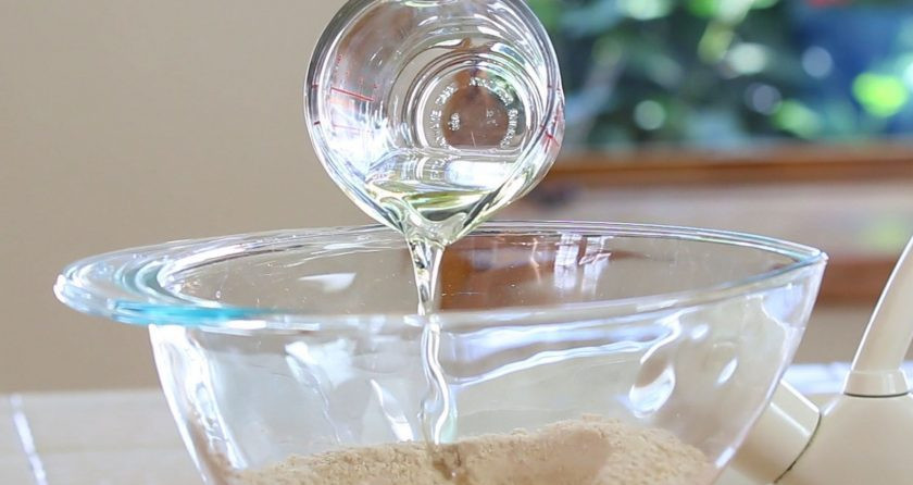 1. Этап. Гречневые блины с начинкой: 1. Сделайте тесто. К муке влейте воду и молоко.