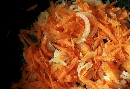1. Этап. По мотивам салата Клязьма: На сковороду наливаем масло, греем его и выкладываем лук. Чуть обжариваем и добавляем морковь. Жарим до красивого цвета и до готовности. Не пережаривайте! Это скажется на вкусе.