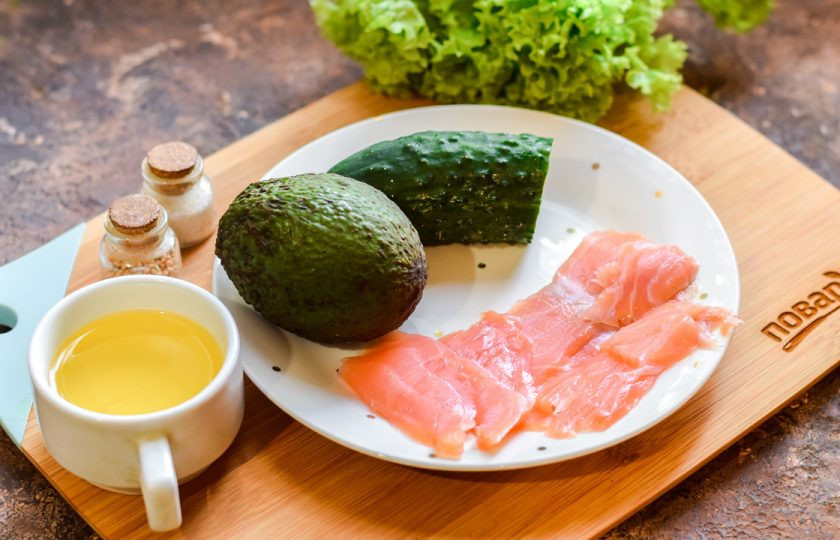 1. Этап. Салат с форелью и авокадо: Подготовьте все ингредиенты.