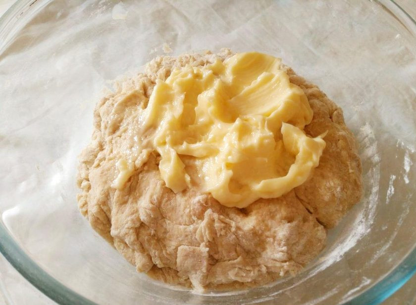 1. Этап. Сдобные булочки, прослоенные штрейзельной крошкой: Сливочное масло (50 г) слегка нагрейте, не растапливая его, а лишь добиваясь пластичной сметанной консистенции. Введите его в тесто в конце замеса (убедившись в том, что оно не горячее) и хорошо вымесите тесто руками.