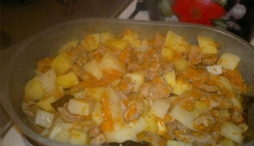 1. Этап. Картошка, тушеная в утятнице: 6. Нарежьте картофель и добавьте его в утятницу, перемешайте и тушите всё под закрытой крышкой еще 30 минут.