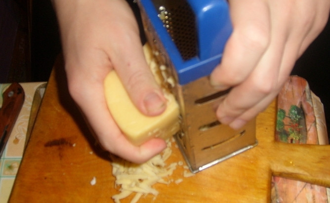 1. Этап. Говядина по-французски в духовке: Затем натираем сыр.