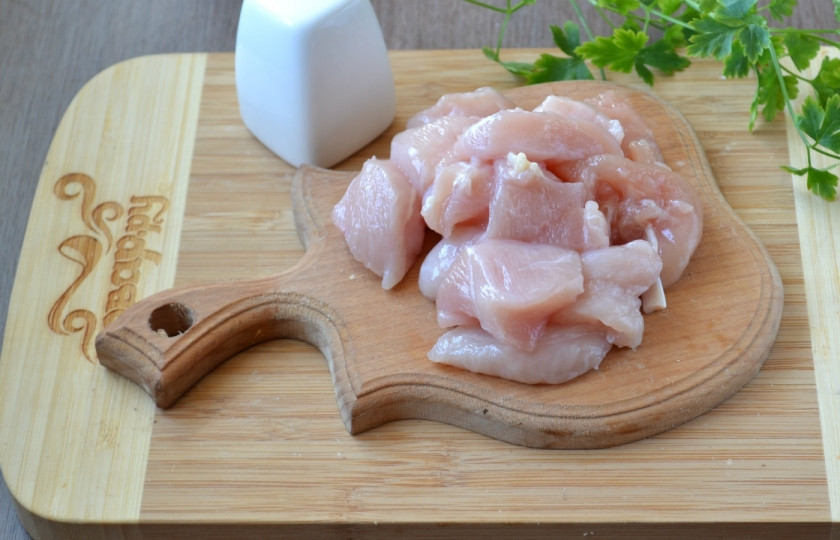 1. Этап. Курица в кисло-сладком соусе по-китайски: Курицу порежьте на небольшие кусочки, выложите на сковороду и обжарьте в растительном масле до золотистой корочки.