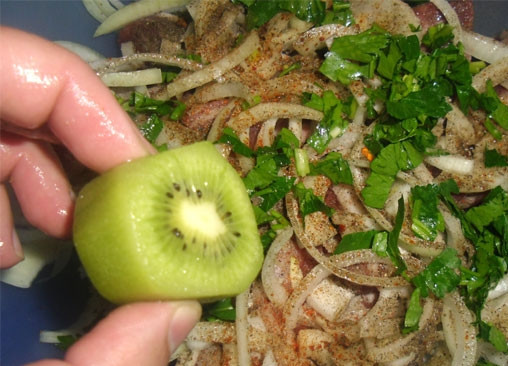 1. Этап. Шашлык по-американски: Добавить тертый киви.