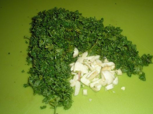 1. Этап. Гуляш из фасоли: Моем зелень, чистим чеснок. Все мелко нарезаем.