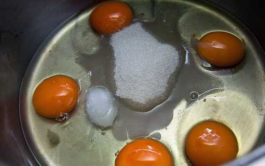 1. Этап. Рецепт Хвороста (классический без молока): 1. Яйца соедините с сахаром и солью.