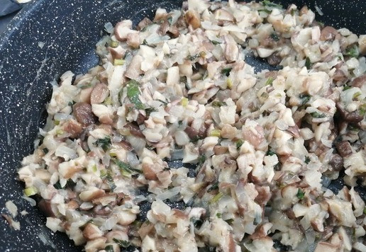 1. Этап. Кабачок, фаршированный грибами и сыром: Лук, грибы и петрушку мелко нарезать. Я использовала замороженные лесные грибы (маслята), которые перед заморозкой бланшировала. Вес в рецепте указан именно бланшированных грибов. Если использовать свежие или шампиньоны, то объем надо брать больше. На сковороде разогреть сливочное масло, добавить лук, потушить до прозрачности, добавить грибы и тушить до готовности. Влить лимонный сок, положить петрушку, черный молотый перец, перемешать и тушить до выпаривания жидкости, увеличив при необходимости температуру нагрева.