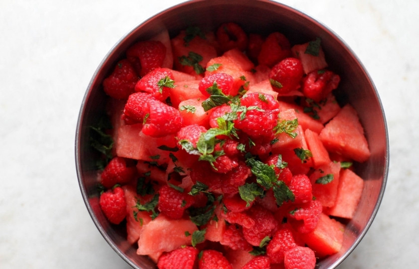 1. Этап. Арбузный салат: Добавьте малину. Малина в арбузный салат идёт целая.