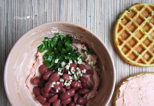 1. Этап. Томатно-сырный сэндвич с фасолью: Верхнюю вафлю смажьте томатно-сырной массой. В оставшуюся часть добавьте фасоль, измельченный чеснок и рубленную петрушку. ***Вафли у меня по рецепту https://www.povareno k.ru/recipes/show/18 0409/