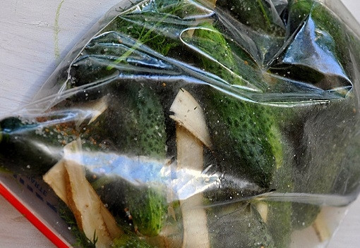 1. Этап. Соленые огурцы (быстрый рецепт): Плотно закрываем мешок и встряхиваем, чтобы соль равномерно распределилась.