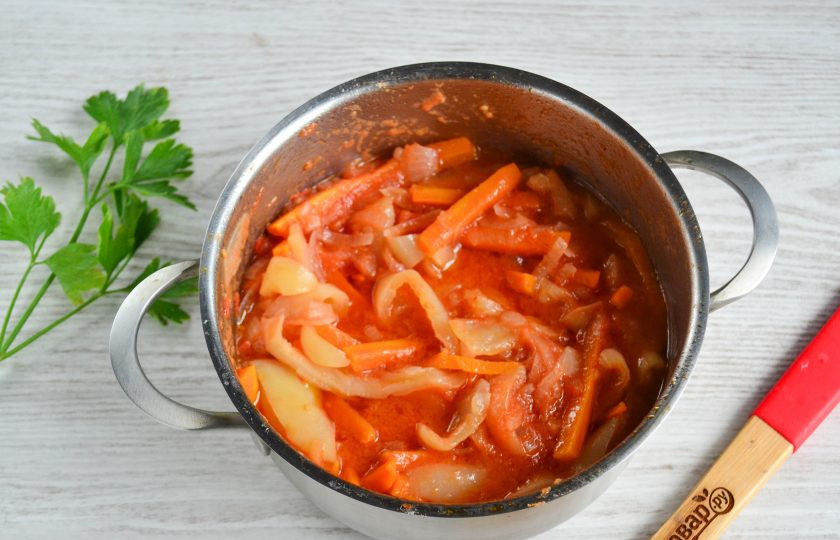 1. Этап. Закуска из перца и моркови на зиму: В конце влейте уксус и проварите еще 5 минут.