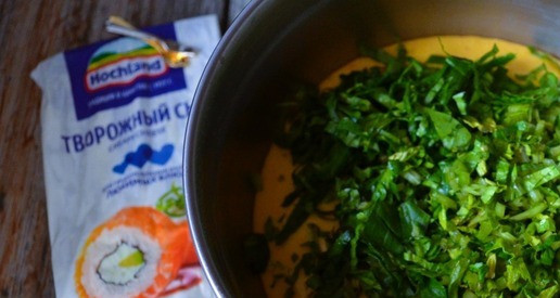 1. Этап. Тыквенно-шпинатные оладьи на творожном сыре: В поднявшееся тесто вмешать мелко рубленный шпинат, накрыть.