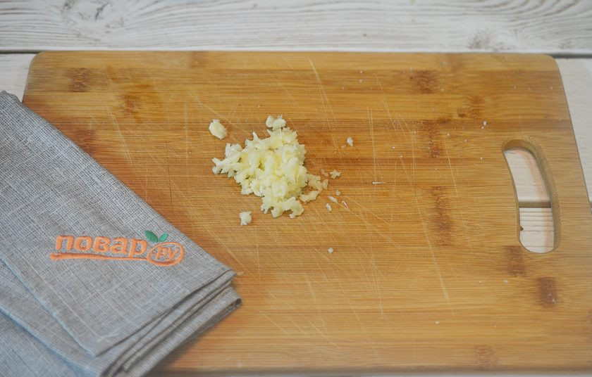 1. Этап. Баклажаны в масле: 4. Чеснок измельчите.