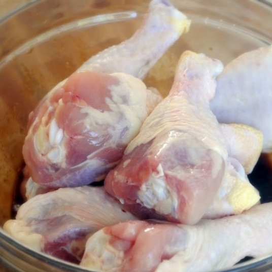 1. Этап. Куриные голени в глазури из джема: Выкладываем в миску с перемешанным до однородности маринадом наши куриные голени.