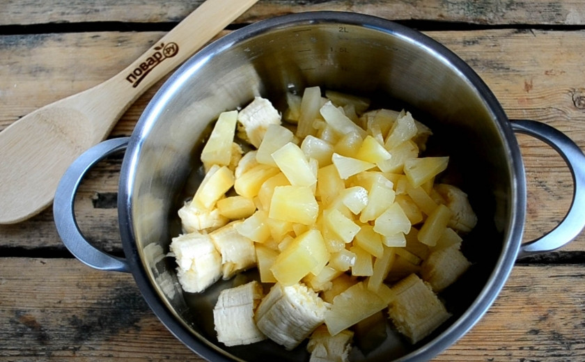 1. Этап. Банановое масло: Добавьте кусочки ананаса.