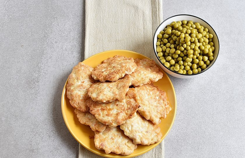 1. Этап. Оладьи из курицы: Готовые оладьи лучше снимать из сковороды на бумажную салфетку для удаления излишков масла.