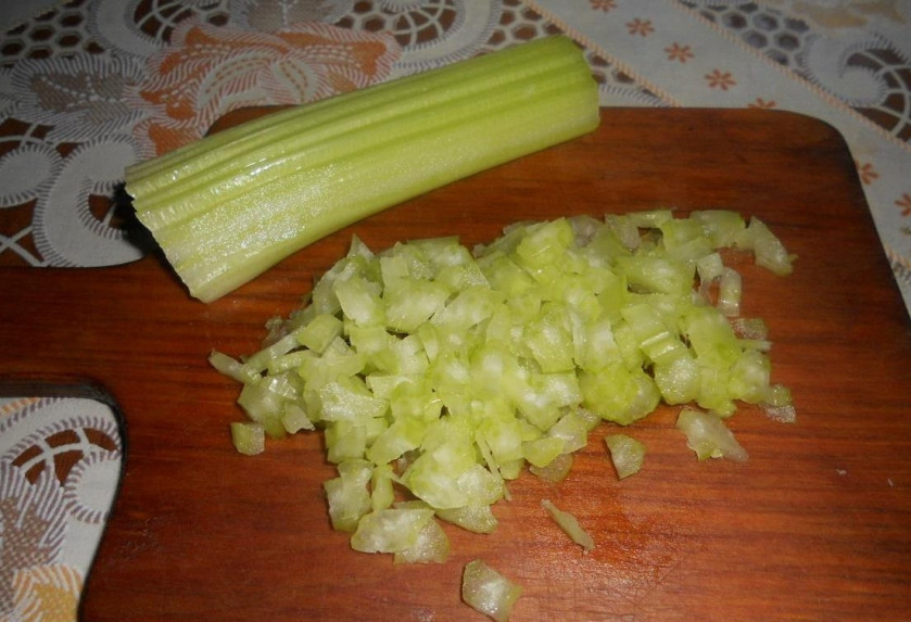 1. Этап. Начинка с колбасой для лаваша: Нарезаем мелко сельдерей.