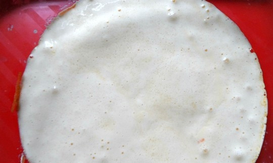 1. Этап. Пирог Морковник: Отдельно взбейте яйца с сахаром до растворения. Затем влейте массу к основной.