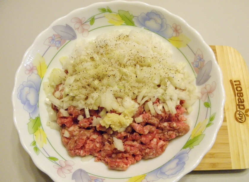 1. Этап. Тефтели (классический рецепт): Для тефтелей возьмите свежий кусочек жирной свинины. Перекрутите его на мясорубке пару раз, чтобы фарш был однородным и некрупным. Отварите заранее рис до полуготовности, не используйте сырой (получаются не тефтели, а ёжики). Лук порежьте мелко, чеснок пропустите через пресс. Соедините фарш с рисом, луком, чесноком, солью, перцем. Тщательно вымешайте до однородности. Вбейте 1-2 яйца (если крупные яйца - одно, если мелкие - два). Хорошо 