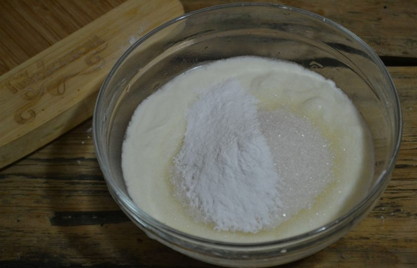 1. Этап. Торт Панчо: 7. Приготовьте сметанный крем, для этого смешайте сметану, загуститель и сахар, взбейте миксером до загустения.