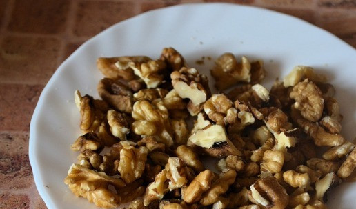 1. Этап. Гречневая каша с запечёнными овощами: Орехи поломать руками.