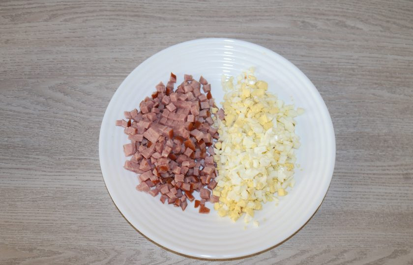 1. Этап. Салат Шикарный: Ветчину и яйцо нарежьте мелким кубиком.