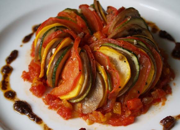 1. Этап. Рататуй: 7. Для украшения рататуя смешайте оставленные пару ложек овощного рагу, соль, перец, ложку оливкового масла и бальзамический уксус. Украсьте тарелку по краям. В центр выложите рататуй. Приятного аппетита!