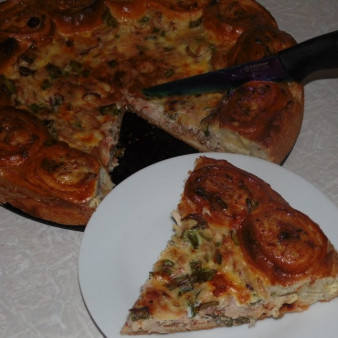 Быстрый киш с зеленым луком и курицей