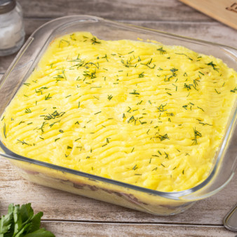 Картофельная запеканка с сосисками и грибами