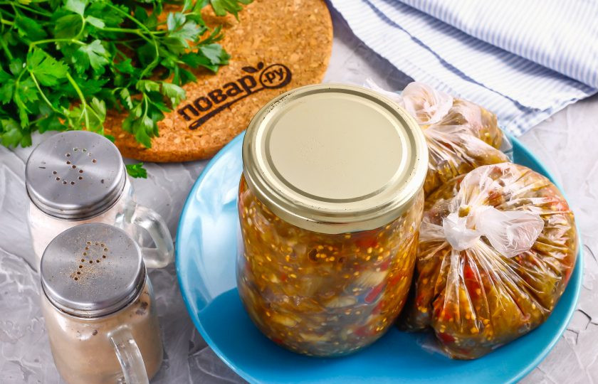 1. Этап. Баклажанная икра без уксуса: Сразу же закатайте банки горячими крышками по резьбе.