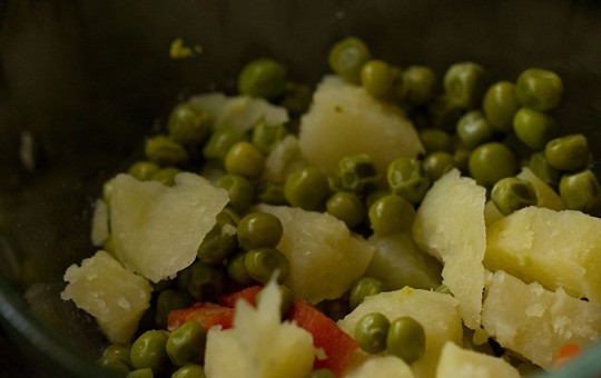 1. Этап. Веганские котлеты: 3. Очистите овощи, нарежьте их небольшими кусочками и выложите в глубокую мисочку.