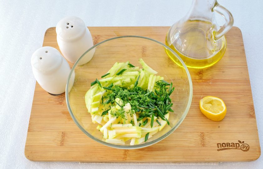 1. Этап. Грузинский салат Весна: Огурец, яблоко и чеснок натрите на крупной терке или нарежьте тонкой соломкой. Яблоко сбрызните лимонным соком. Лук и укроп измельчите.