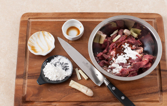 1. Этап. Говядина с базиликом: Говядину нарезаем тонкими ломтиками кладем в миску и маринуем в нарезанном лемонграссе, соевом соусе и в 1/2 порции крахмала.