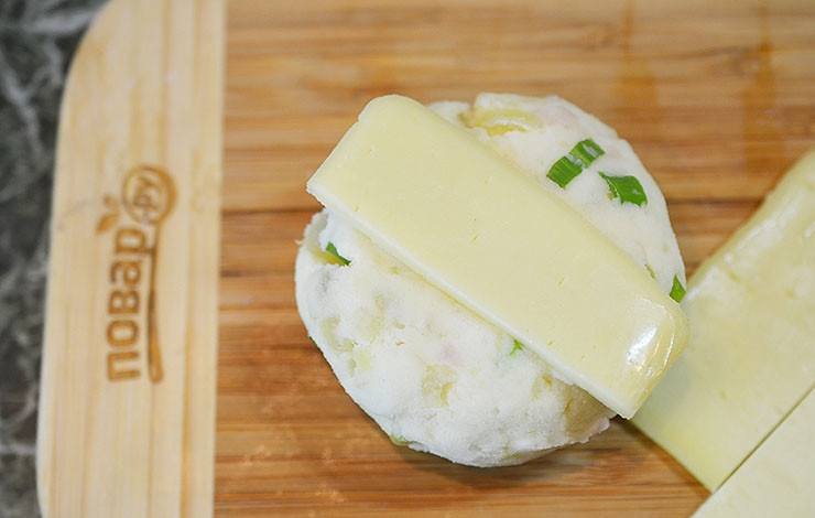 1. Этап. Картофельные палочки с сыром и беконом: Возьмите ложку картошки, приплюсните и положите полоску сыра.