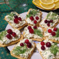Закуска из крекеров с брынзой