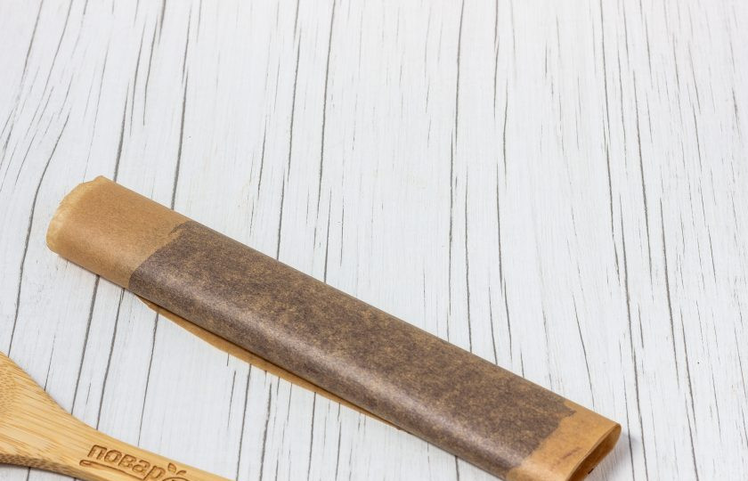 1. Этап. Шоколадный бисквитный рулет: Сворачиваем пергамент с шоколадом в рулет и убираем в холодильник на 30-40 минут или до того момента, когда он нам понадобится.