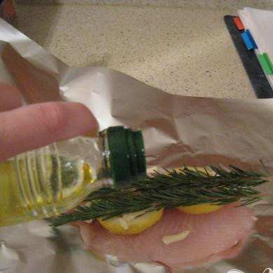 1. Этап. Тилапия с лимоном и розмарином: Полейте немного маслом, и приправить солью и перцем.