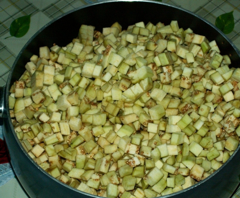 1. Этап. Фасоль консервированная на зиму: 2. Баклажаны очистите, нарежьте небольшими кубиками и сложите в большую кастрюлю (6-7 л).