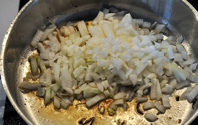 1. Этап. Каре баранины: Выложите мясо на тарелку, пускай оно остывает. В сковороду добавьте мелко нарезанный лук.